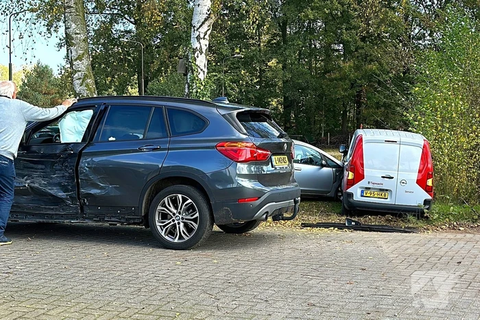 Geparkeerde auto geraakt door botsende voertuigen