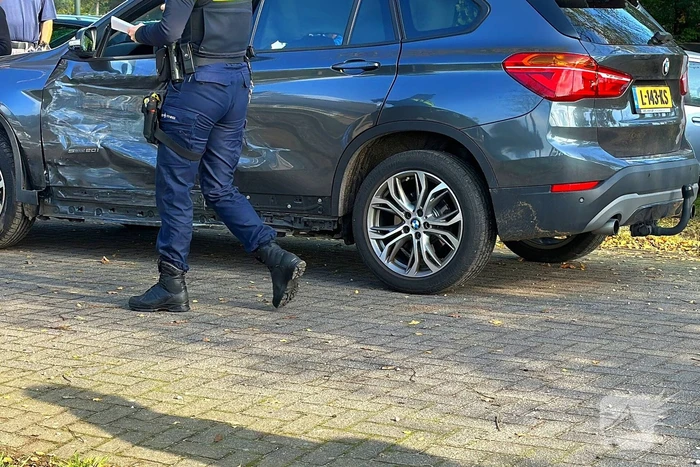 Geparkeerde auto geraakt door botsende voertuigen