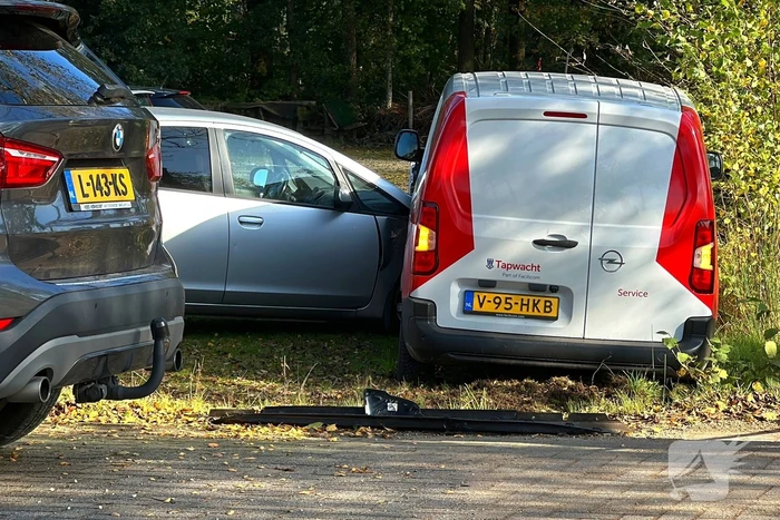 Geparkeerde auto geraakt door botsende voertuigen