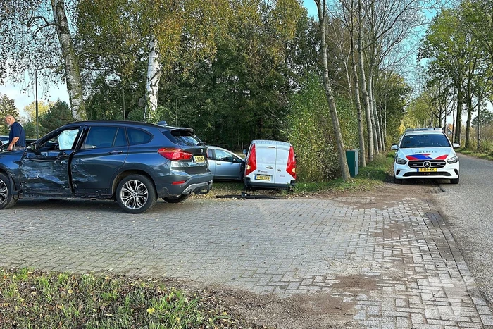 Geparkeerde auto geraakt door botsende voertuigen