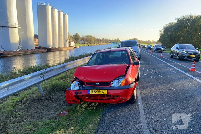 Flinke schade na ongeval tussen drie voertuigen