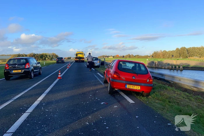 Flinke schade na ongeval tussen drie voertuigen