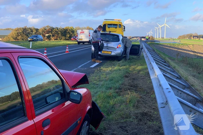 Flinke schade na ongeval tussen drie voertuigen