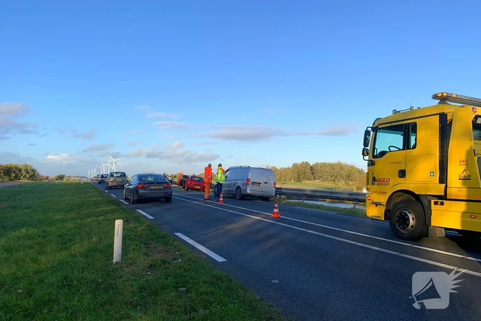 Flinke schade na ongeval tussen drie voertuigen