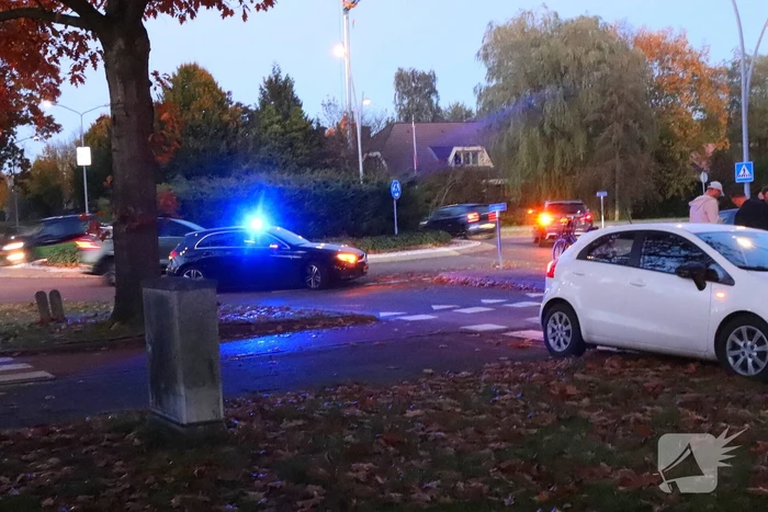 Fietster aangereden door maaltijdbezorger op rotonde