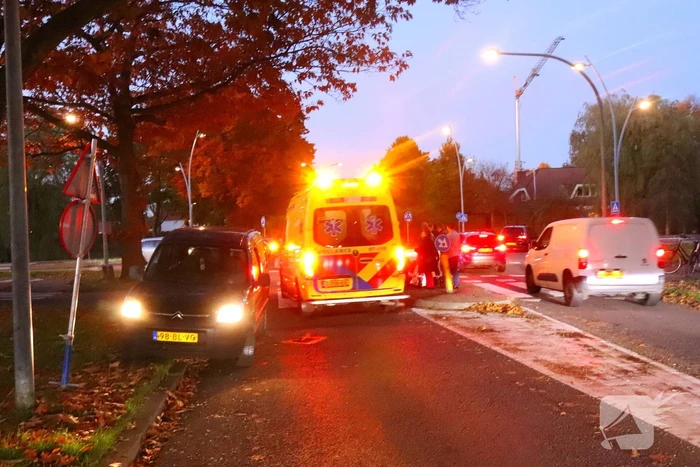 Fietster aangereden door maaltijdbezorger op rotonde