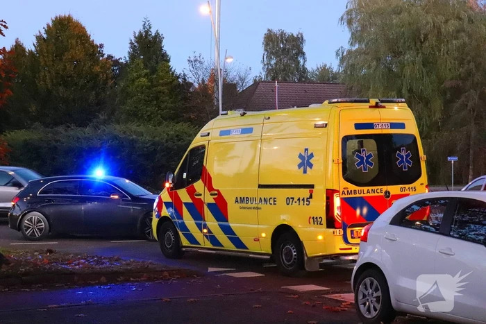 Fietster aangereden door maaltijdbezorger op rotonde