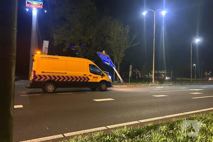 Zwaartransport rijdt grote verkeerspaal uit grond