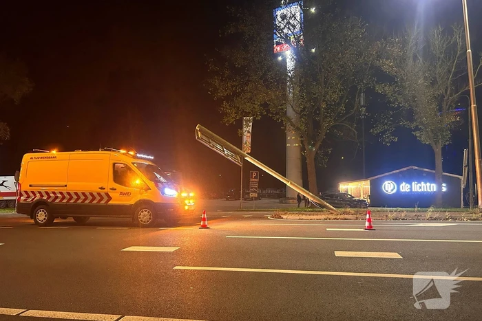 Zwaartransport rijdt grote verkeerspaal uit grond