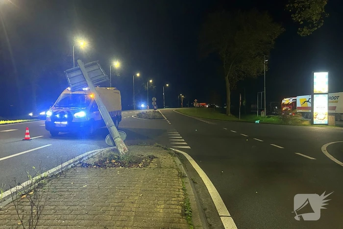Zwaartransport rijdt grote verkeerspaal uit grond