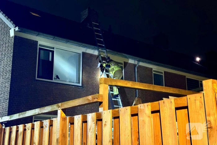 Brandweer weet kat uit dakgoot te pakken