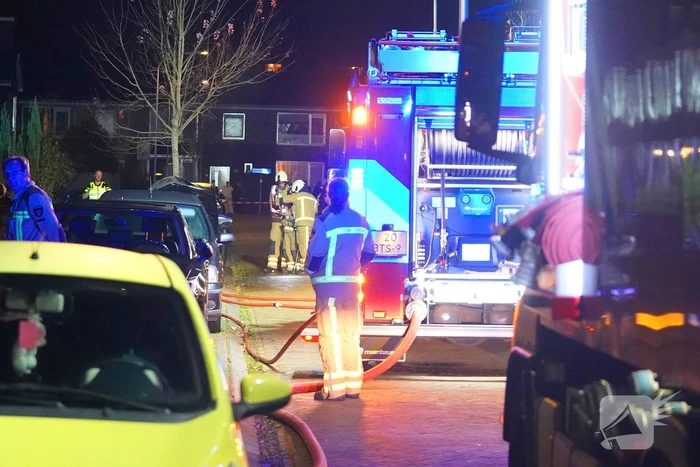 Auto gaat volledig in vlammen op