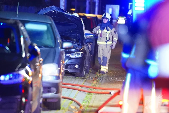 Auto gaat volledig in vlammen op