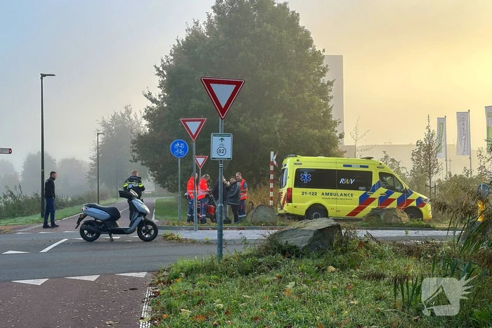 Krantenbezorger op scooter botst met automobilist