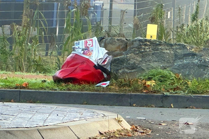 Krantenbezorger op scooter botst met automobilist