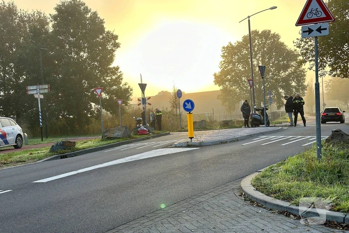 Krantenbezorger op scooter botst met automobilist