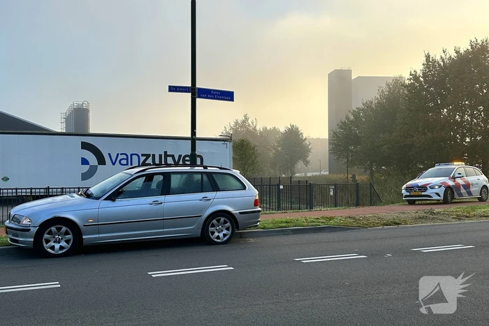 Krantenbezorger op scooter botst met automobilist