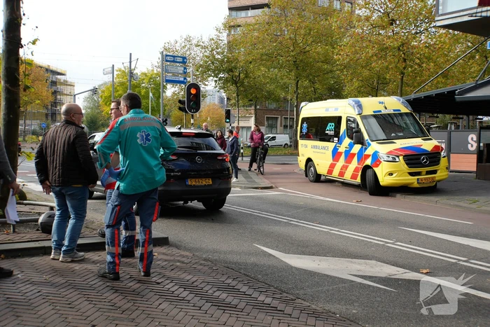 Scooterrijder en automobilist met elkaar in botsing
