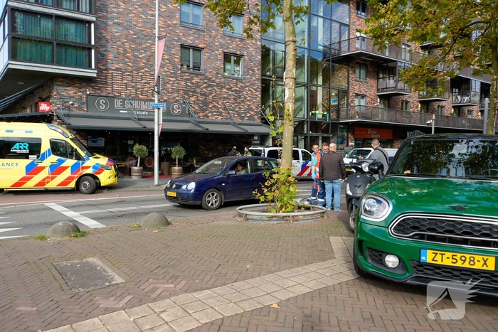 Scooterrijder en automobilist met elkaar in botsing