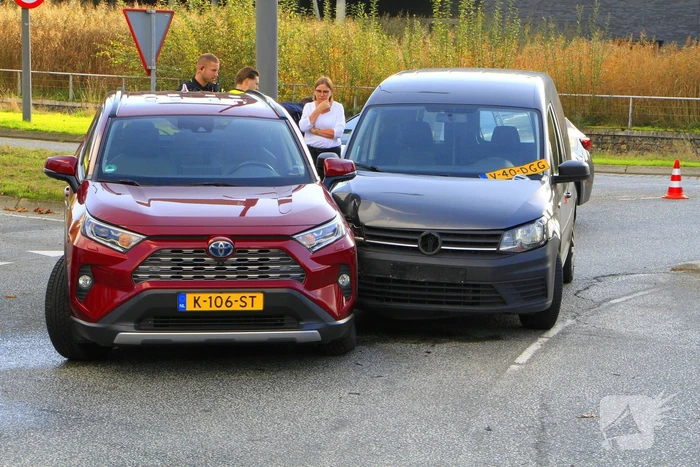 Twee voertuigen botsen op turbo rotonde