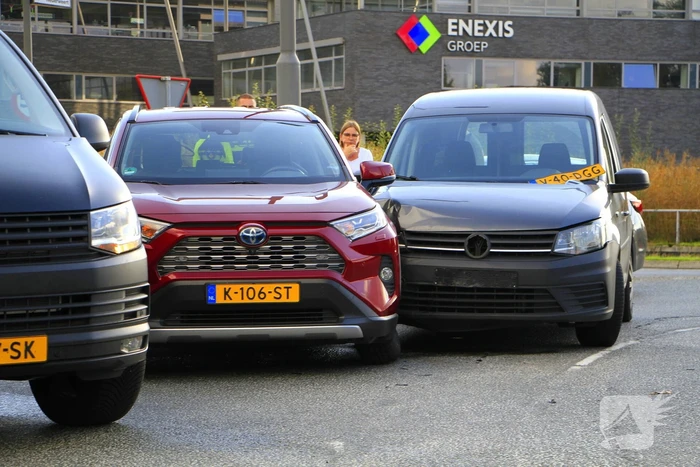 Twee voertuigen botsen op turbo rotonde