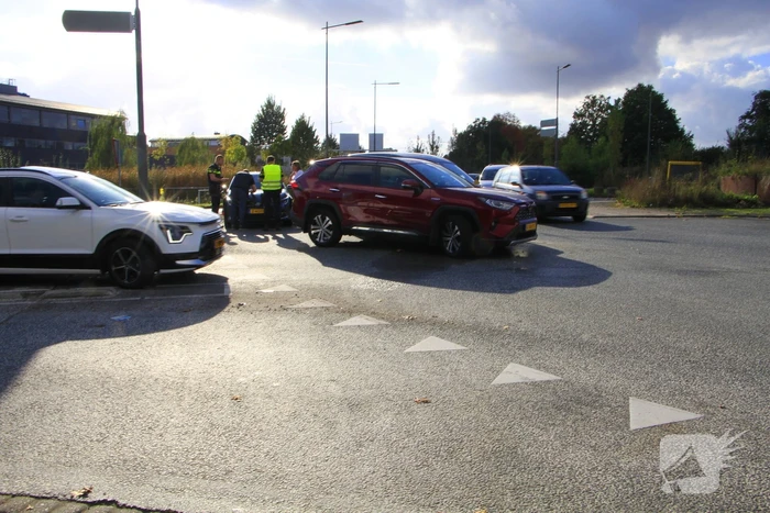 Twee voertuigen botsen op turbo rotonde