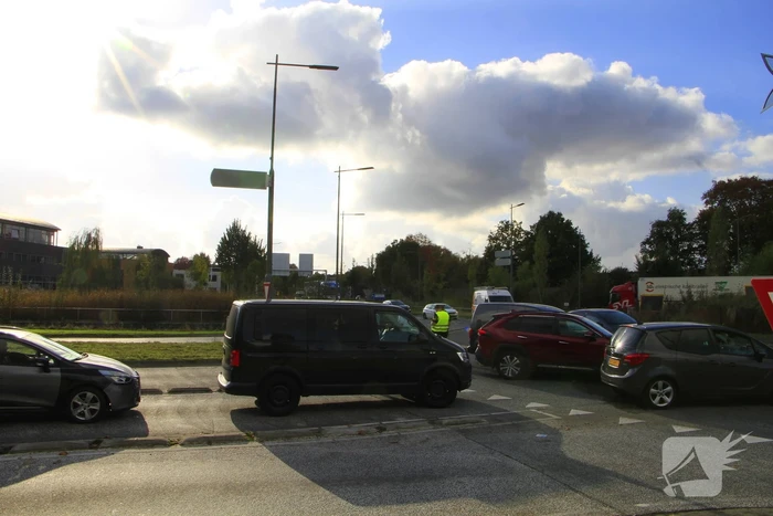 Twee voertuigen botsen op turbo rotonde