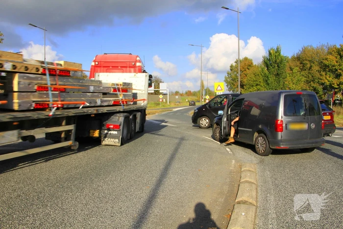 Twee voertuigen botsen op turbo rotonde