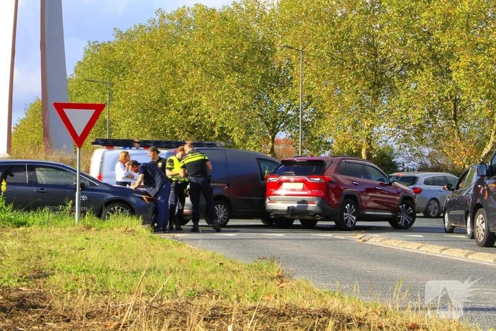 Twee voertuigen botsen op turbo rotonde