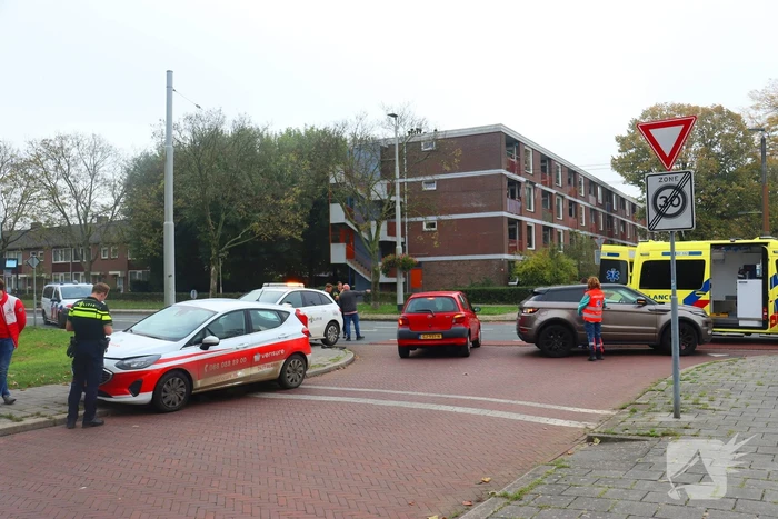 Twee voertuigen botsen op kruising