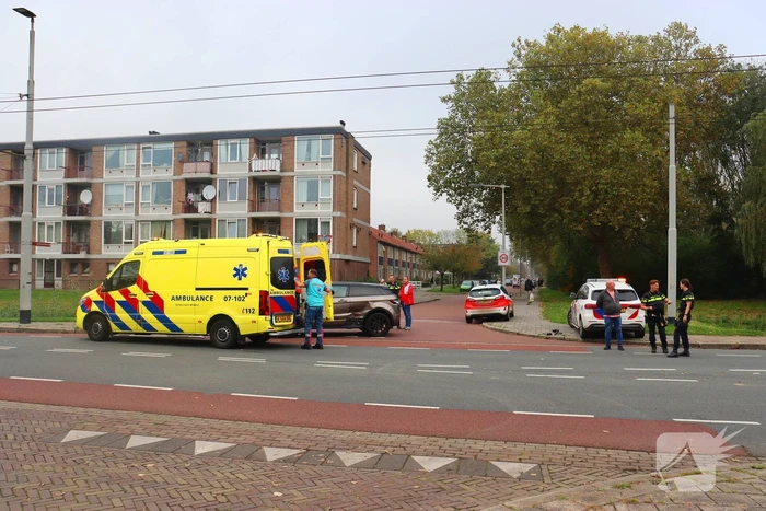 Twee voertuigen botsen op kruising