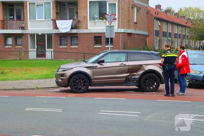 Twee voertuigen botsen op kruising