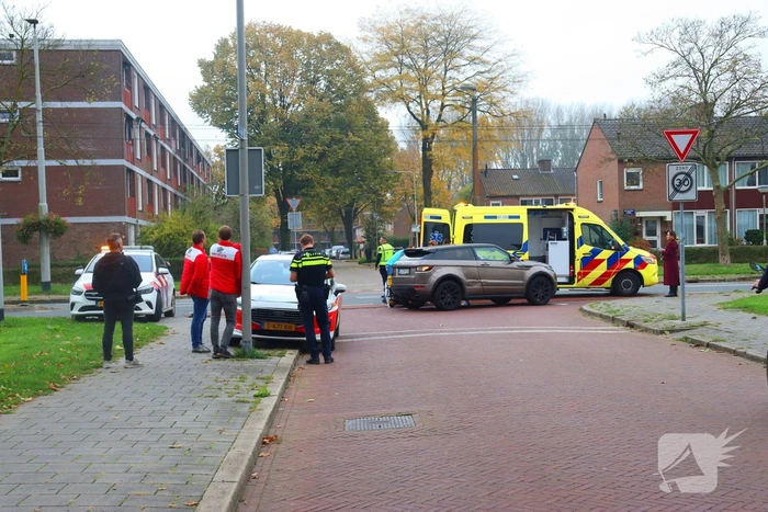 Twee voertuigen botsen op kruising