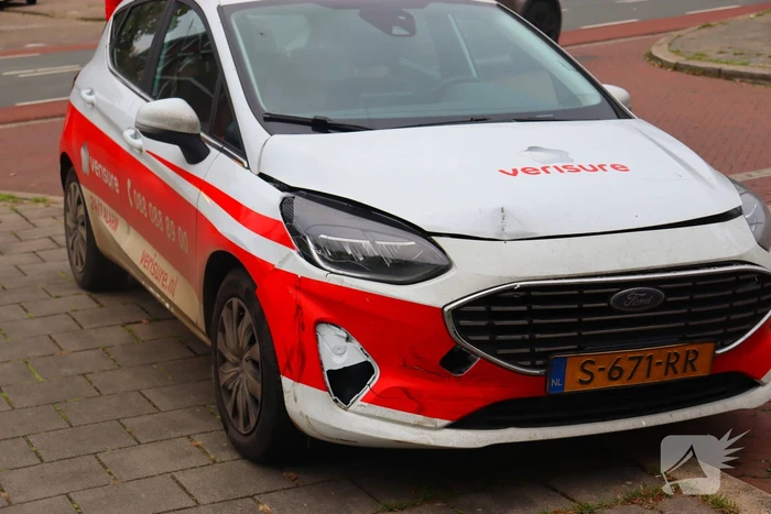 Twee voertuigen botsen op kruising