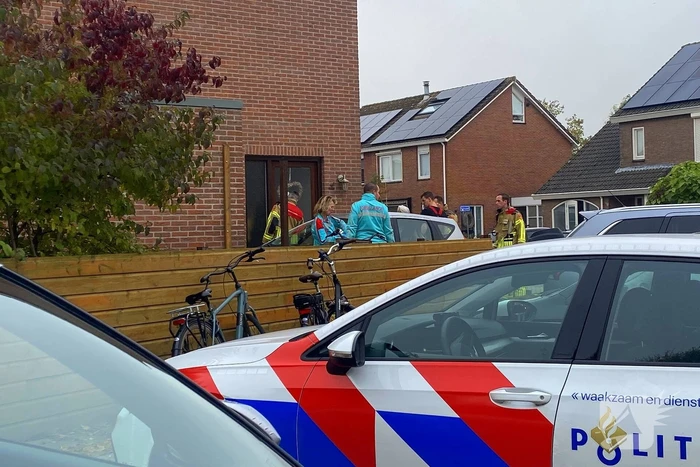 Brandweer tikt ruit in om ambulancedienst toegang tot woning te verlenen