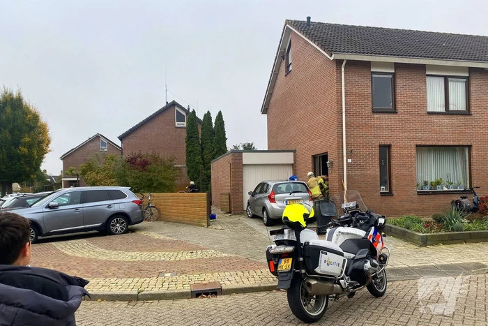 Brandweer tikt ruit in om ambulancedienst toegang tot woning te verlenen