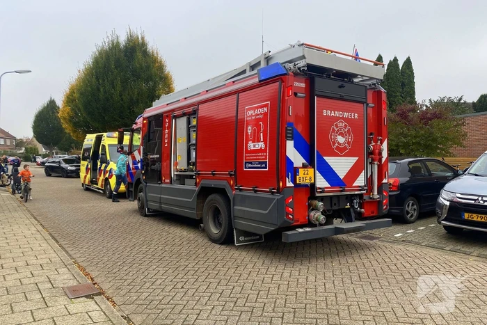 Brandweer tikt ruit in om ambulancedienst toegang tot woning te verlenen