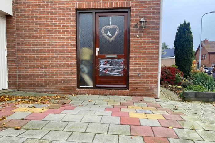Brandweer tikt ruit in om ambulancedienst toegang tot woning te verlenen