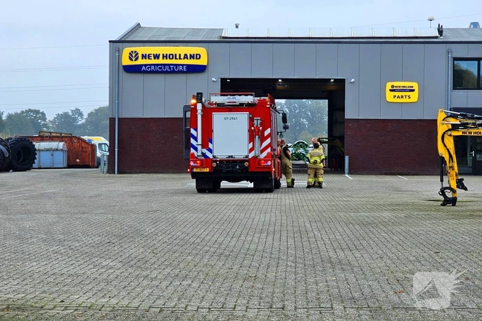 Brandweer doet onderzoek naar gaslucht in bedrijfspand