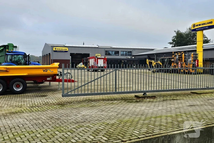 Brandweer doet onderzoek naar gaslucht in bedrijfspand