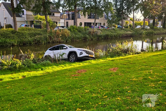 Voertuig raakt te water