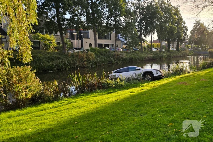 Voertuig raakt te water