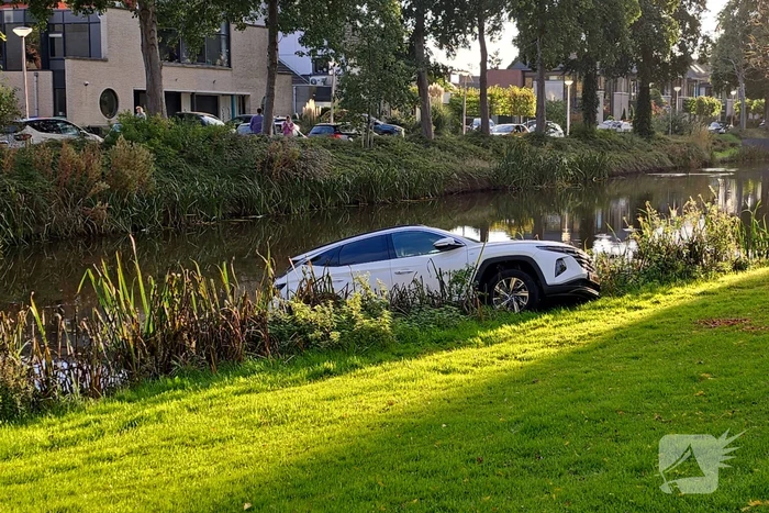 Voertuig raakt te water