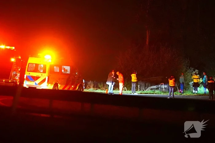 Auto belandt op de kant op snelweg