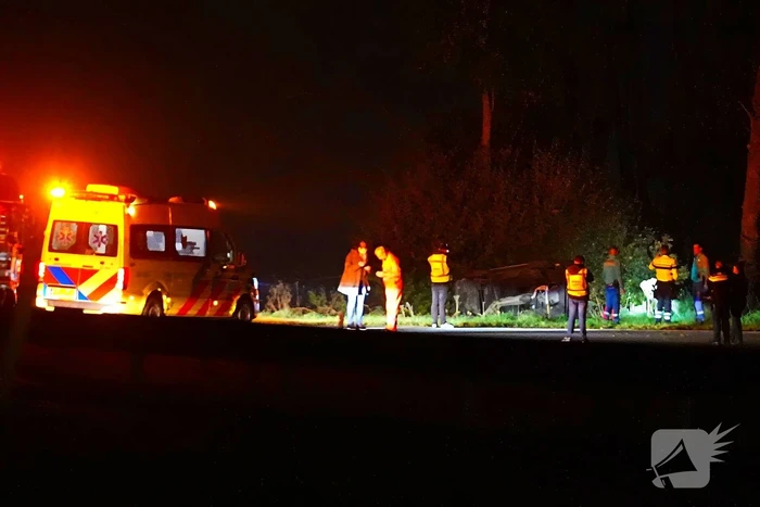 Auto belandt op de kant op snelweg
