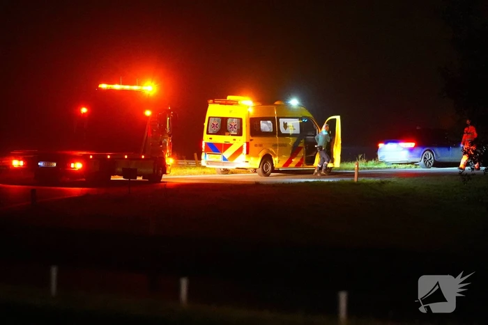 Auto belandt op de kant op snelweg