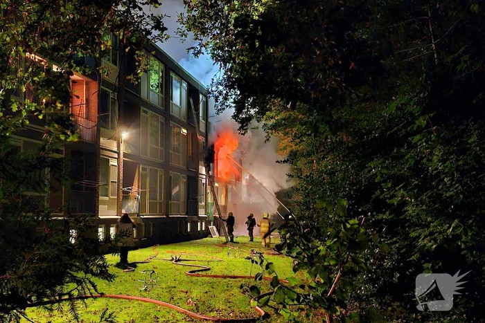 Dode bij zeer grote brand in flat na explosie