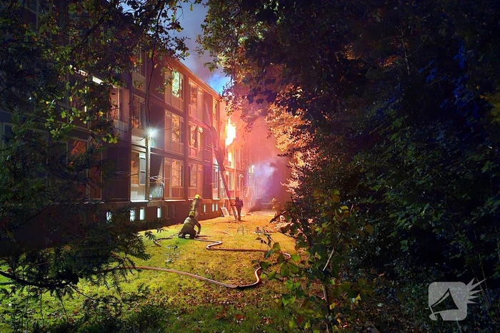 Dode bij zeer grote brand in flat na explosie