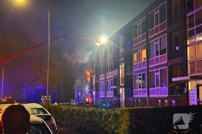 Dode bij zeer grote brand in flat na explosie