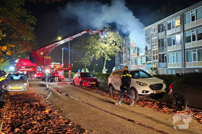Dode bij zeer grote brand in flat na explosie